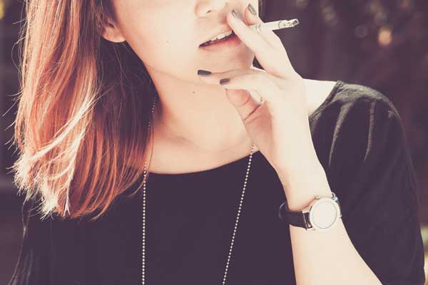 Hút thuốc là cũng là một trong những nguyên nhân khiến môi khô nẻ (Ảnh minh họa)