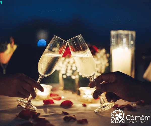 Một buổi tối thật lãng mạn cùng vợ với rượu và hoa hồng