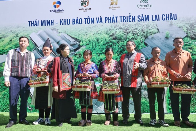Thủ tướng chung vui Ngày hội đại đoàn kết cùng đồng bào các dân tộc tỉnh Lai Châu